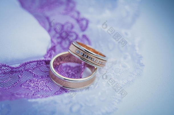 蓝色婚纱上漂亮的金戒指