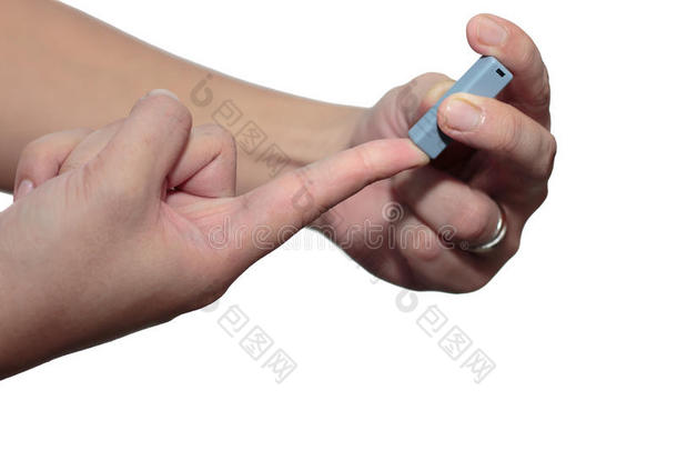 监测血糖的手指。