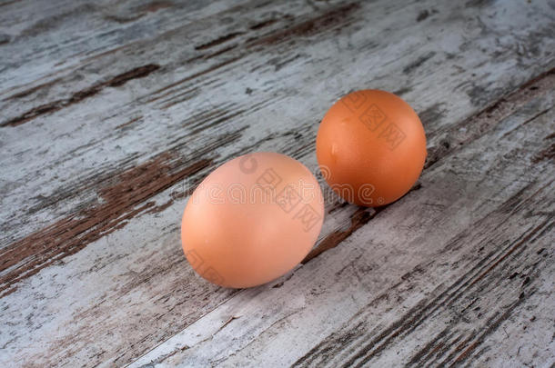 木地板上的鸡蛋