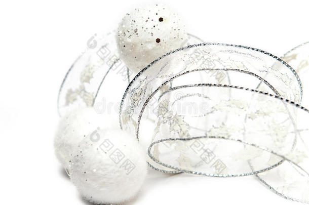 白色绒球和装饰带