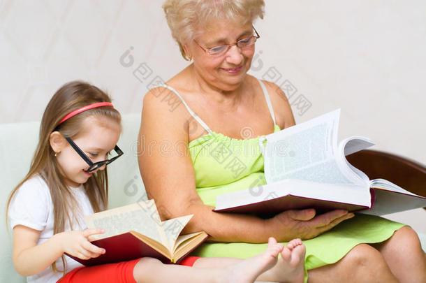奶奶和她的孙女在看书