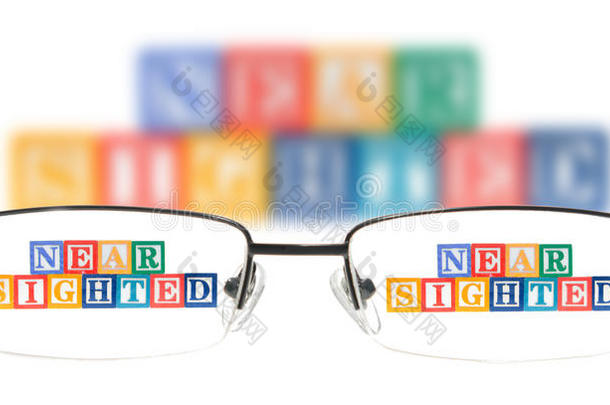 字母块拼写<strong>近视</strong>用一副眼镜。