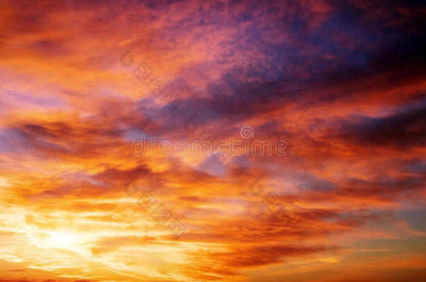 炽热的橙色日落天空。 天空背景