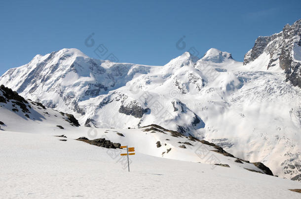 雪地小道上的路标