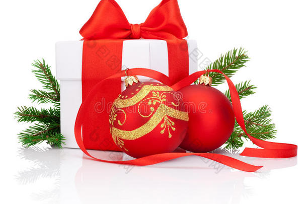 白色<strong>礼盒</strong>系红<strong>丝带</strong>，装饰圣诞球和冷杉树枝隔离