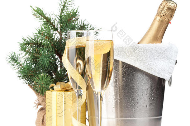 冰桶里的<strong>香槟</strong>，两个<strong>玻璃杯</strong>和圣诞礼物