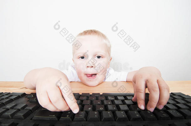 男孩看着电脑屏幕