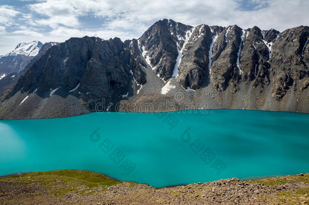 惊人的高山湖阿拉库尔，吉尔吉斯斯坦