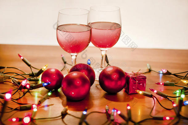 红酒和圣诞装饰品