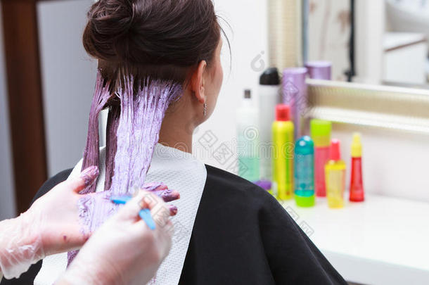 美发师在美容院为女顾客上色，做染发剂