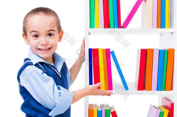 书架上卖书的小男孩