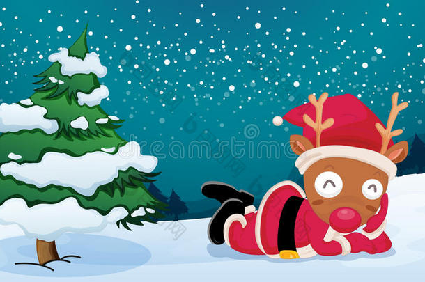 松树附近的一只驯鹿穿着圣诞老人的衣服