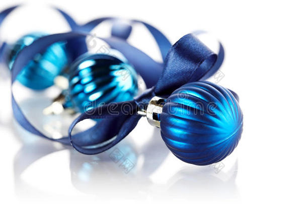 蓝色缎带的新年蓝球。