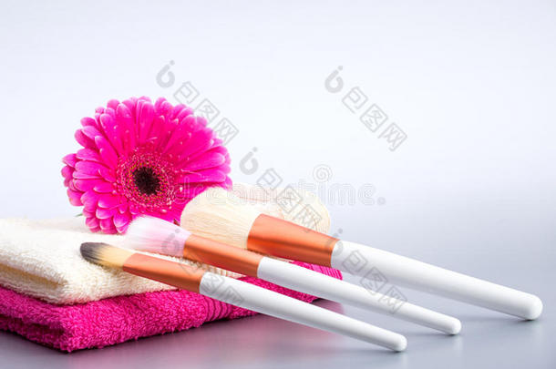 用大粉色花毛巾化妆刷