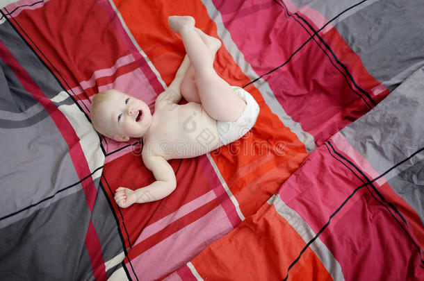 红毯子上可爱的幼儿画像