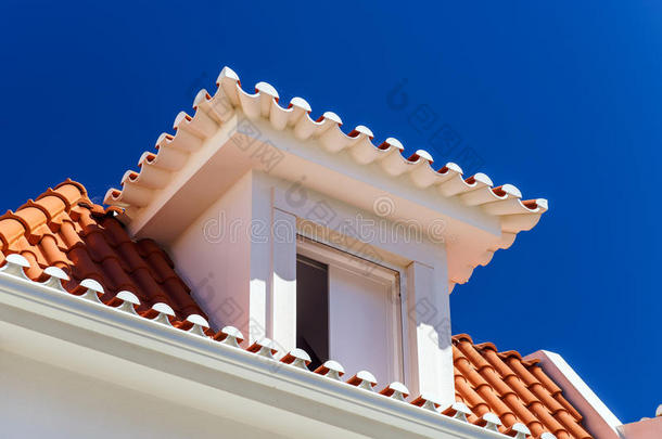 <strong>对比色</strong>和彩色瓷砖屋顶视图