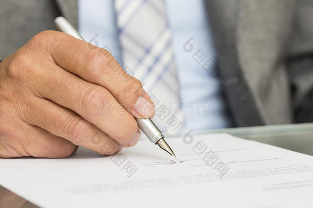 商人在签合同，专注于笔