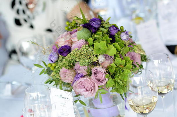 紫色婚礼花束中心