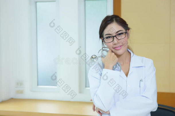 幸福成功的年轻女医生<strong>手持听诊器</strong>的画像。