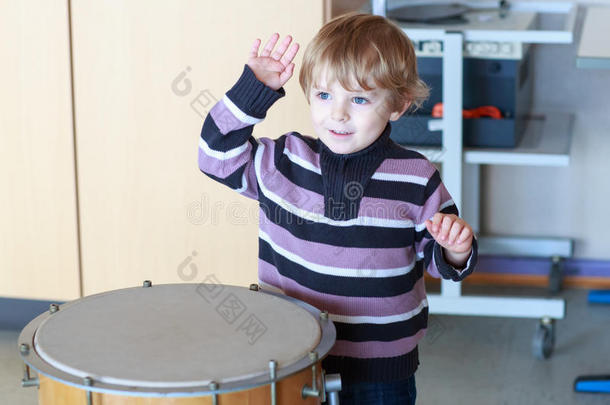 在<strong>音乐学校</strong>打鼓的小男孩。