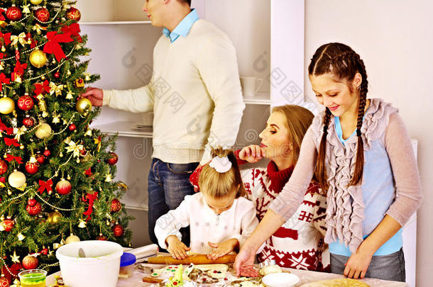 <strong>一家人</strong>带着孩子在<strong>圣诞节</strong>的厨房里擀面团。