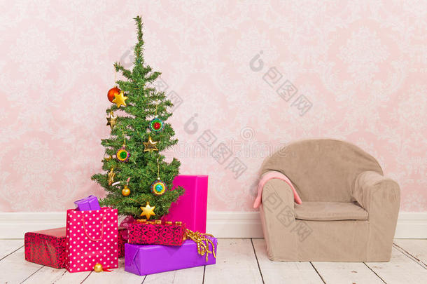 带圣诞树、礼物和椅子的复古客房