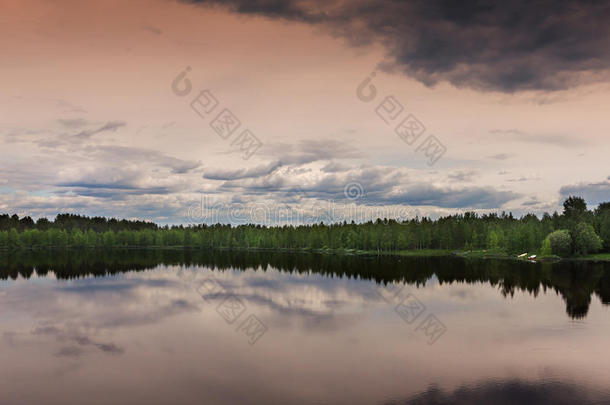 芬兰拉普兰西南部：湖上仲夏之夜。