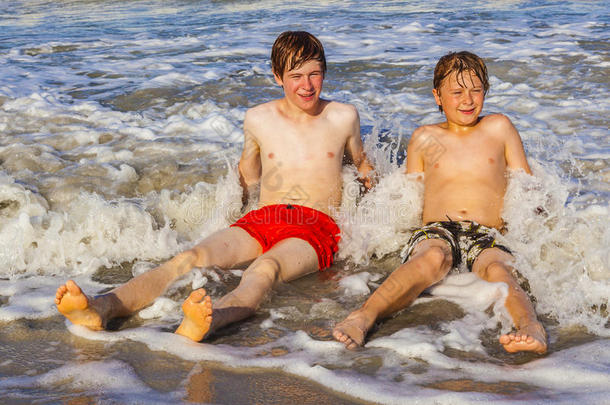 少年男孩在海边度假时玩得很开心
