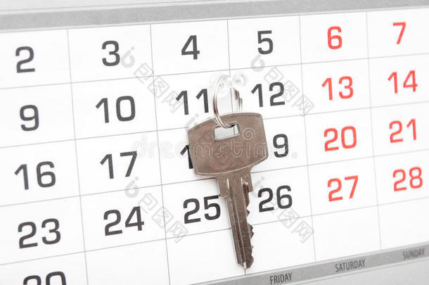 日历背景上的房子钥匙