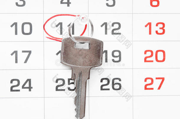 日历背景上的房子钥匙