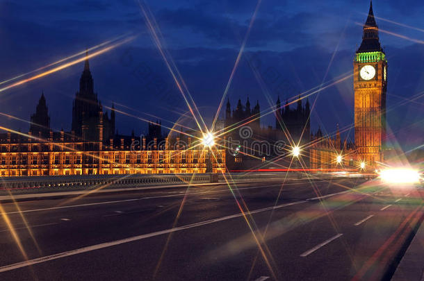 从威斯敏斯特桥到英国伦敦近灯光下的大本钟和国会大厦的著名美丽夜景
