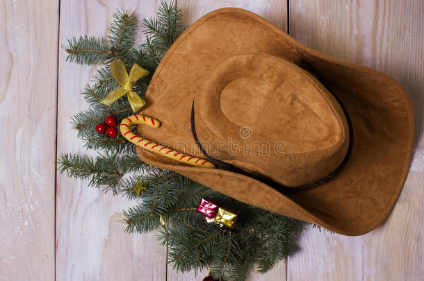 带圣诞装饰的美国西部牛仔帽