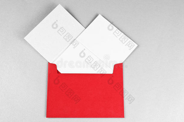 两张红色信封的卡片（圣诞节和西尔维斯特）