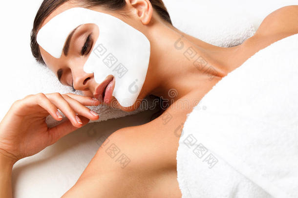 美女接受水疗治疗。 脸上的化妆品面具。 SK
