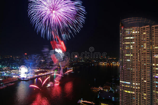 新年快乐烟花夜景，曼谷城市景观六号河