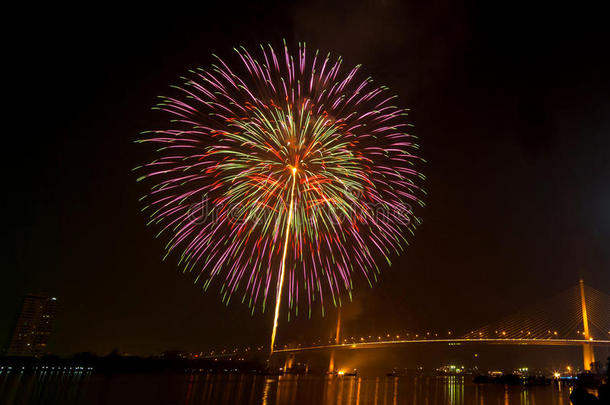 新年快乐烟花夜景，曼谷城市景观六号河