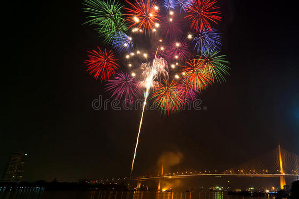 新年快乐烟花夜景，曼谷城市景观六号河