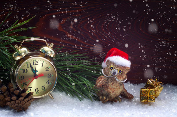 圣诞装饰钟和猫头鹰