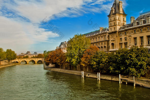 巴黎美丽的塞纳河风光