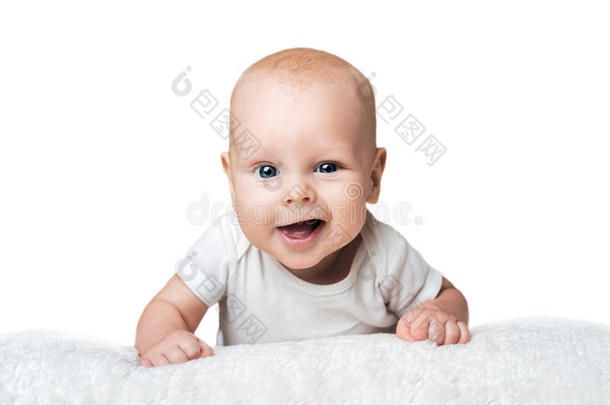 小宝宝在地毯上笑
