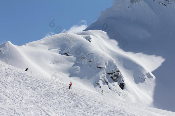 滑雪场滑雪者下坡