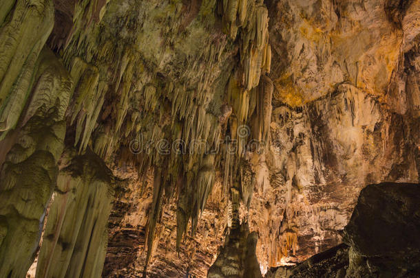 神奇洞穴内部有钟乳石和石笋4