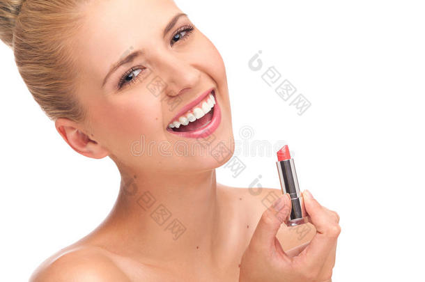 微笑的年轻女子涂着白色的唇膏。