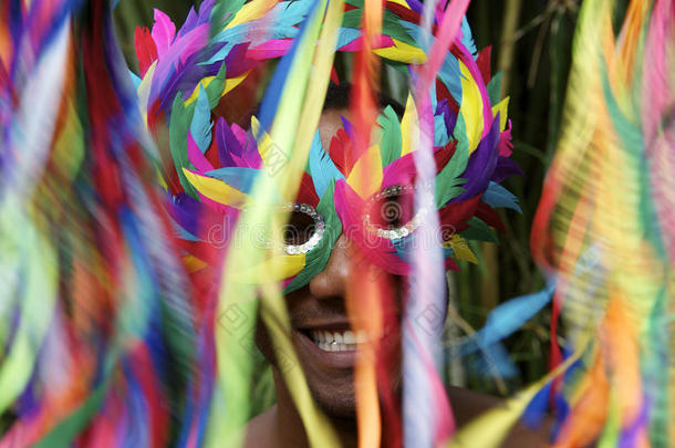 多姿多彩的里约狂欢节微笑着戴着面具的巴西男子
