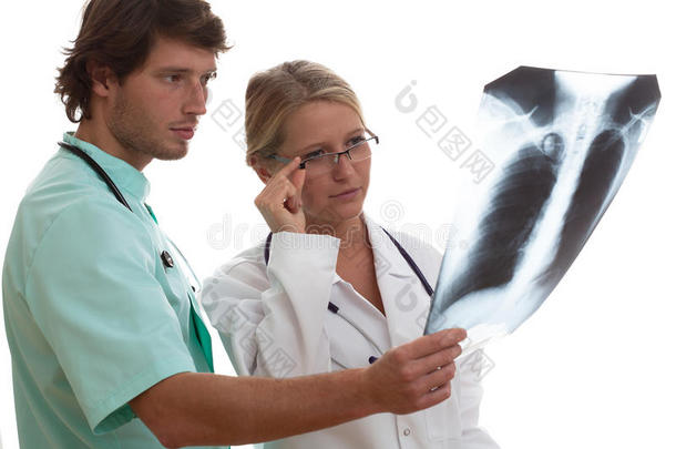 放射科医生给另一个医生看x光片