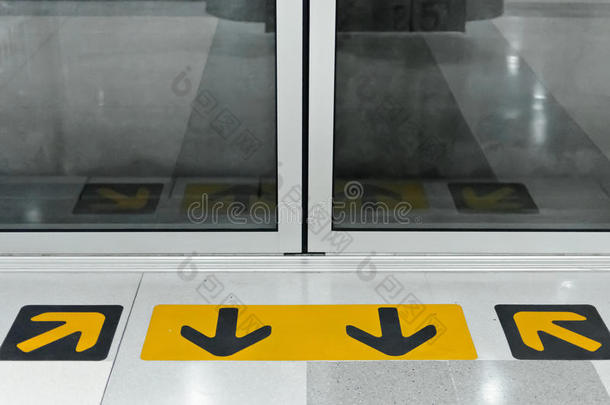 黄色箭头表示地铁出口的入口。
