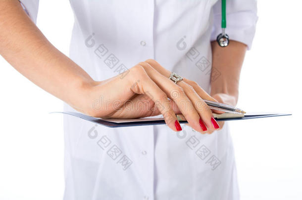 医生用写字板特写的手。