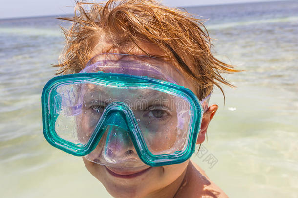 海滩上戴潜水镜的男孩