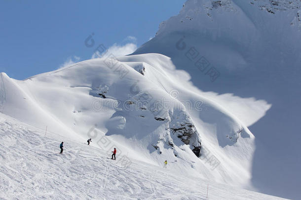 滑雪场滑雪者下坡