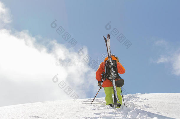 滑雪者攀登雪山